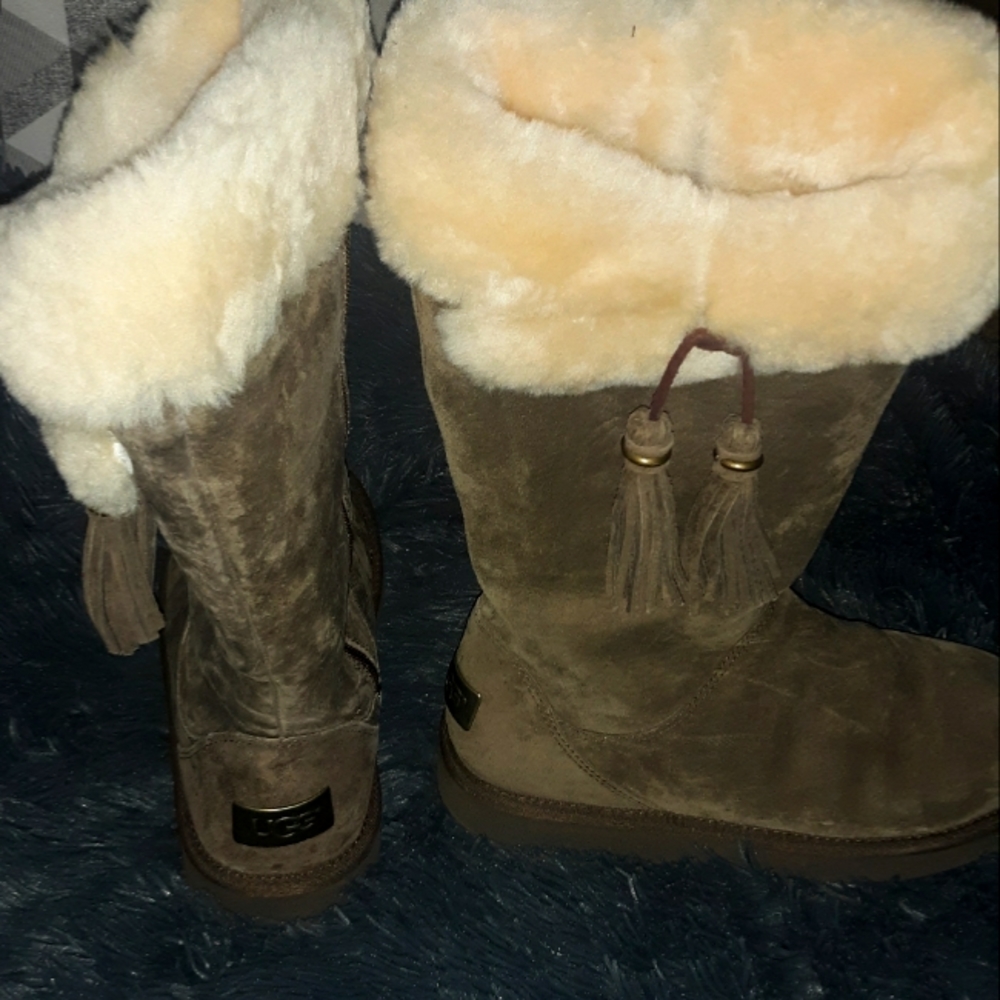 NWT Uggz.. Tall Choclate Brown with fur